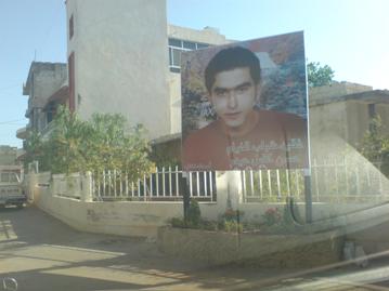 صورة ضخمة للفقيد الغالي نصبها أصدقاؤه في مكان الحادث