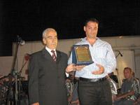 الحوراني الإبن يتسلم الدرع التقديري