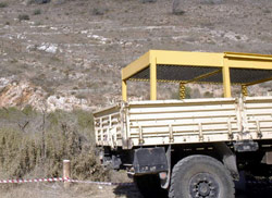 شاحنة تعبر قرب الاسلاك الشائكة في العديسة