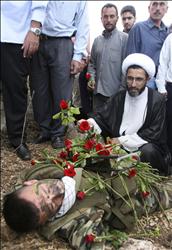 ورود فوق مقاتل يؤدي دور الشهيد هادي حسن نصر الله (أ ب)