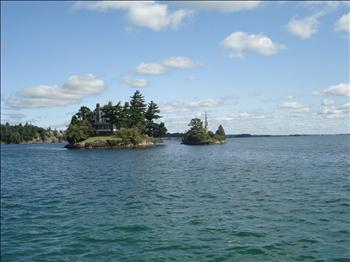  جزيرة »منزل« ملحق به حديقة تصلها بجسر في مياه نهر سان لوران في اونتاريو ـ كندا، واحدة من ألف جزيرة بعضها ما زال معروضا للبيع