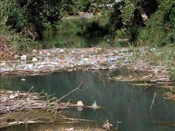 مجرى الليطاني مرتع لنفايات المتنزهين