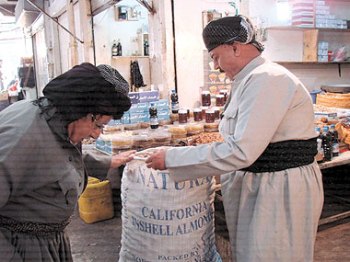 كرديان يفتتحان محلهما الخاص ببيع المكسرات في السليمانية