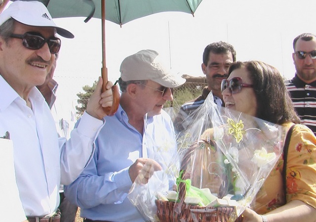 نعيم تتقبل بفرح هدية تذكارية من بلدية كفركلا وبدا خلفهما الموقع الإسرائيلي- صورة ادوار العشي – مرجعيون