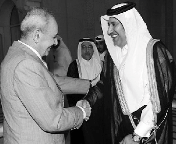 الشيخ حمد بن خليفة مستقبلاً بري في الدوحة امس