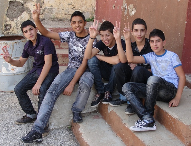 شباب خياميون رفعوا شارة النصر مسبقاً.. شجّعوا الفريق وكانوا سبباً بالنصر