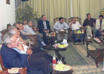 الحاج مهتدي والرئيس الحاج علي زريق وإلى جانبهما بعض الحضور