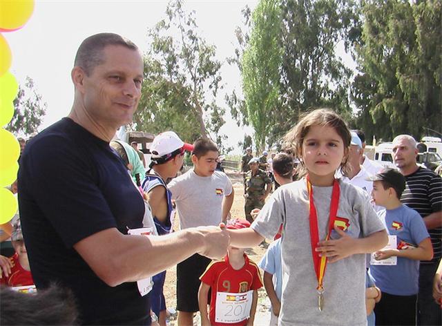 الفاريز يسلم طفلة شاركت بالسباق ميدالية ماراثون السلام -  - صورة مايا العشي – مرجعيون