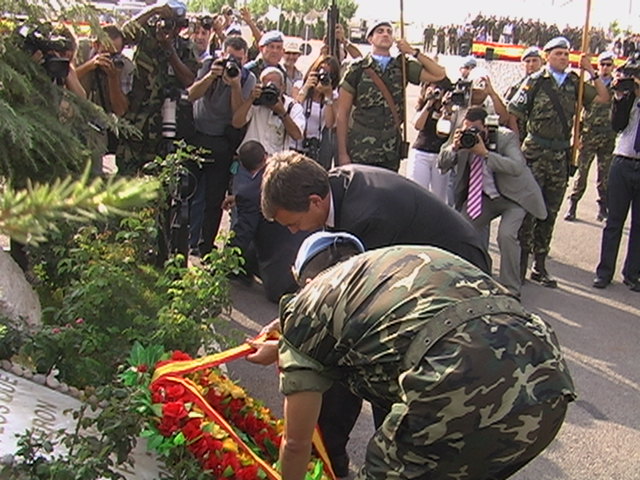 يضع إكليلاً من الزهر عند النصب التذكاري للشهداء الإسبان - صورة ادوار العشي – مرجعيون
