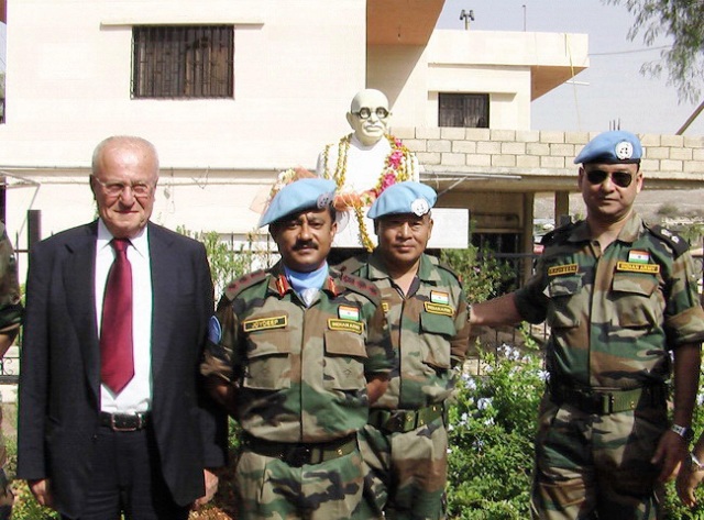 الكولونيل جوي ديب يحيط به رئيس البلدية سعادة وضباط هنود – صورة مايـا العشي - مرجعيون