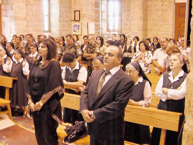 مقدم الحضور في القداس وبدت السيدة حردان والكولونيل كورخون والراهبات – صورة ادوار العشي – مرجعيون