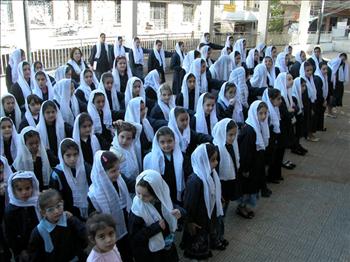 طالبات يتراصفن في حاصبيا قبل الدخول إلى الصفوف