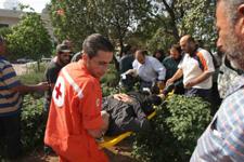 الصليب الأحمر ينقل سائق الفان بعد الحادث