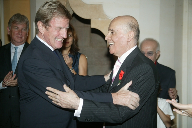 كوشنير يقلد الدكتور كامل مهناالوسام