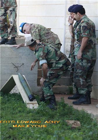 الجنرال غراتزيانو متفقداً مكان الصواريخ الكاتيوشا المنصوبة في حولا – صورة ادوار العشي  - مرجعيون