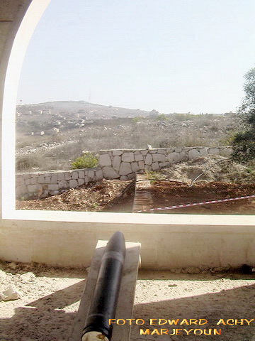 كاتيوشا منصوبة على شرفة منزل رئيس بلدية حولا – صورة ادوار العشي  - مرجعيون