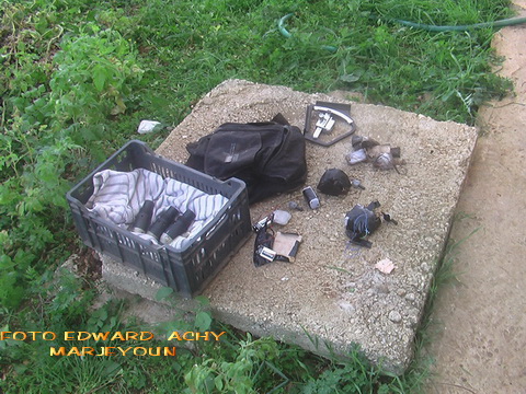 الحقيبة وجهاز الإحداثيات وصواعق التفجير– صورة ادوار العشي  - مرجعيون