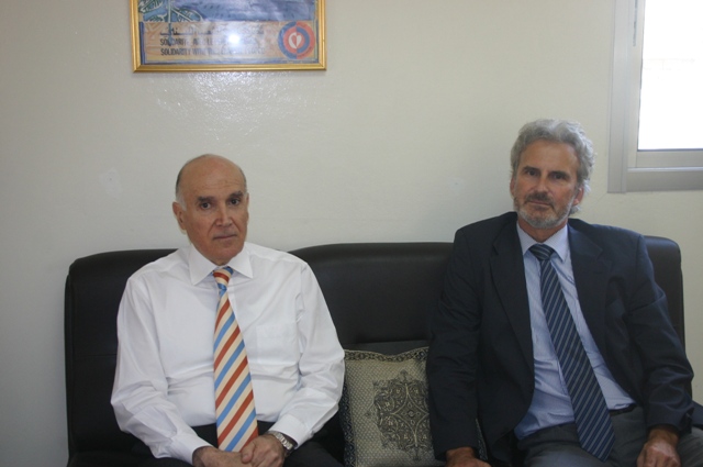 رئيس الصليب الاحمر الدولي الدكتور جورج كومينوس مع رئيس مؤسسة عامل د.كامل مهنا