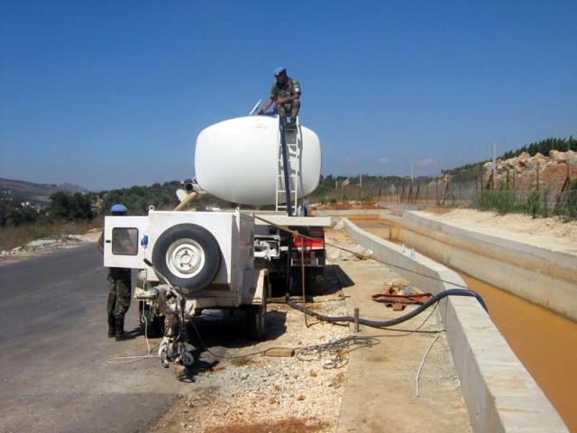 عملية نقل المياه بالصهاريج لنقلها إلى سهل مرج الخيام