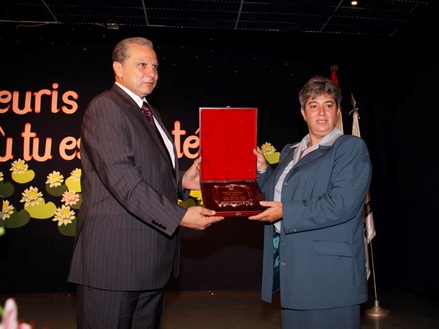 قائمقام مرجعيون، وسام الحايك، يقدم الدرع للأخت اميلي طنّوس تقديراً لجهودها في خدمة المنطقة