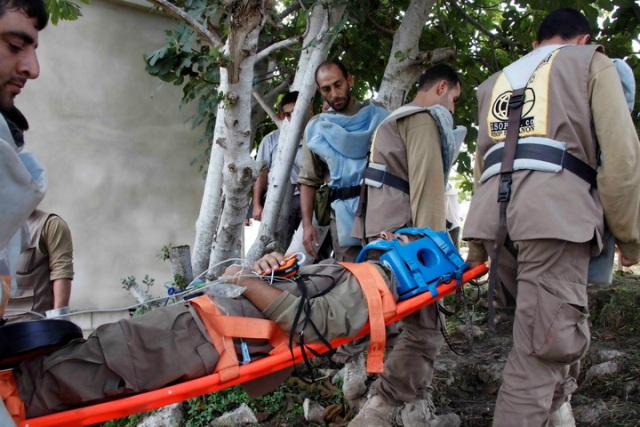 وخلال عملية إخلاء جريح مصاب – صورة ادوار العشي – مرجعيون