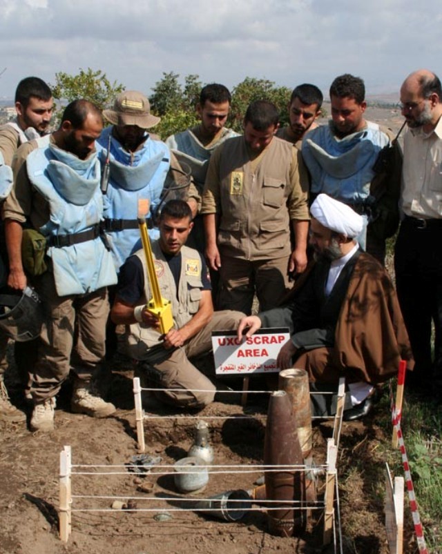 الشيخ نبيل قاووق يتفقد عمل جمعية اجيال السلام التي تزيل الالغام في حقل الغام في بلدة قبريخا