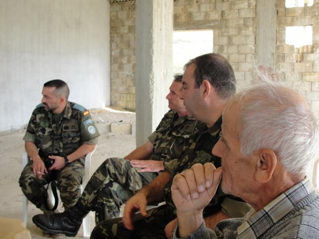 علي عبد الحسن مهدي في دردشة ثقافية مع الجنود الإسبان بعد عرض الفيلم