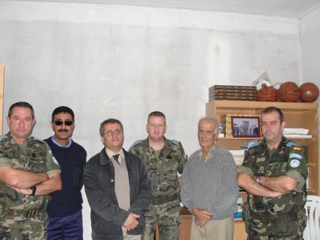 علي عبد الحسن مهدي والمهندس أسعد رشيدي في صورة تذكارية مع الجنود الإسبان