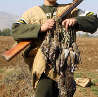   لكثرة الصيادين لا يغنم الواحد منهم الا بعض الطيور