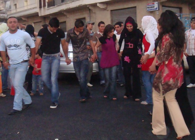 إحدى حلقات الدبكة التي عقدت عفوياً في ساحة الخيام
