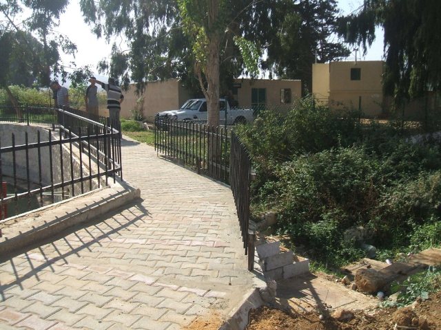 جانب آخر من المشروع يظهر  جدران البركة التي جرى إصلاحها