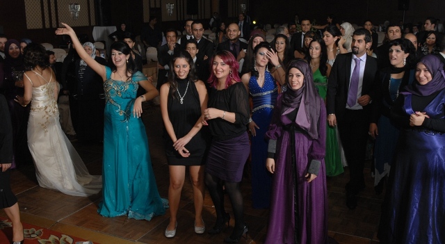 أجواء من الفرح والبهجة يخلقها الشباب والصبايا