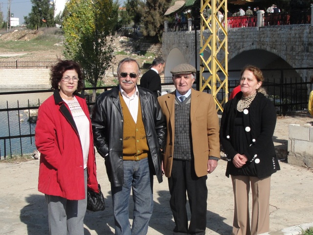 الأستاذ كامل فاعور والعائلة في صورة تذكارية خلال حفل تسليم مشروع تأهيل الدردارة