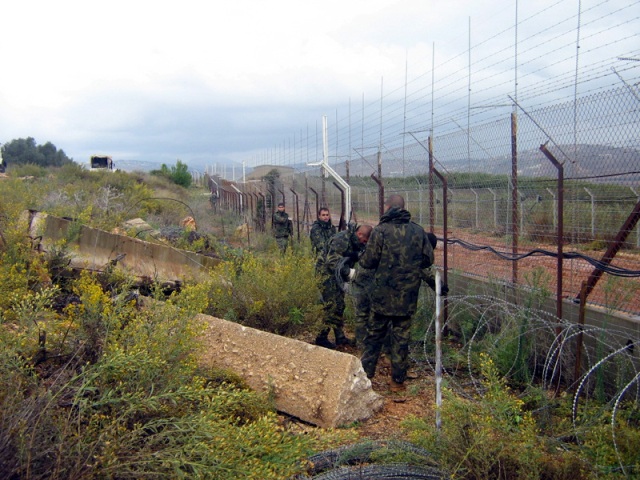 تركيب شريط شائك دولي ملاصق للسياج الاسرائيلي قرب بوابة فاطمة