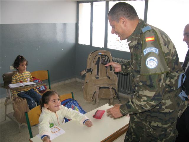 ويقدم شنطة مدرسية إلى طفلة لبنانية في أحد الصفوف – صورة مايا العشي – مرجعيو