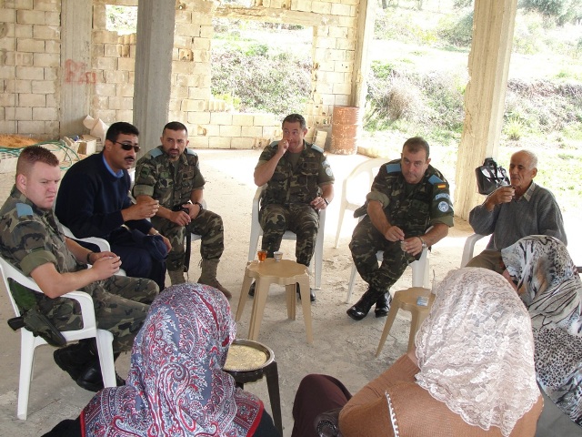 لم تنته الجلسة في صالة عرض الفيلم إنما استمرت في الخارج، في الهواء الطلق في طقس ربيعي دافئ، مع ركوة قهوة وإبريق شاي