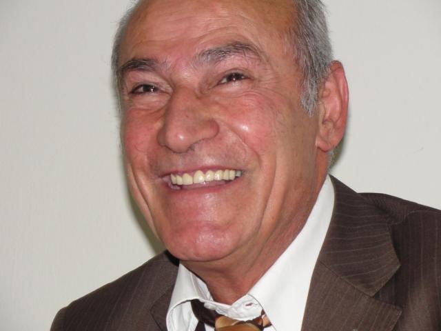 الدكتور رضا ديب عواضة متحدثاً بأسلوبه الطريف