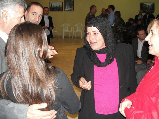 الحاجة رندا عبدالله تتحدث إلى ليا فرحات قبل حفل التكريم