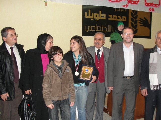 الحاجة رندا عبدالله يتواصل حديثها مع ليا فرحات بعد حفل التكريم وتقديم الدرع التذكاري