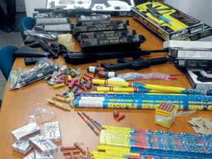 المفرقعات والأسهم النارية معروضة للجميع