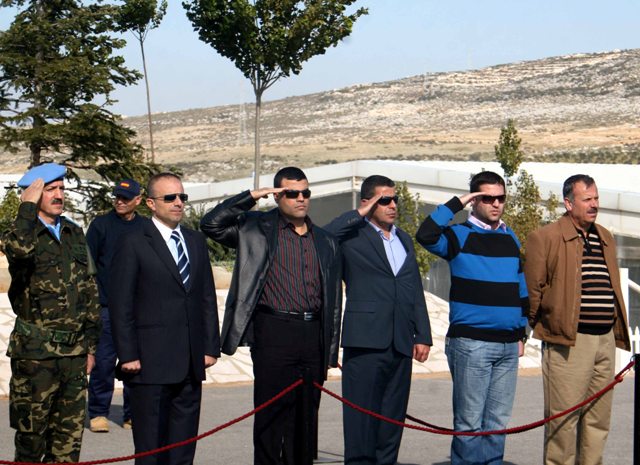 مختار الخيام السيد أحمد حسان وبعض المسؤولين العسكريين والمدنيين خلال الإحتفال