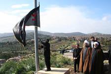 قاووق وعبد الله يراقبان رفع الراية في الحمامص امس