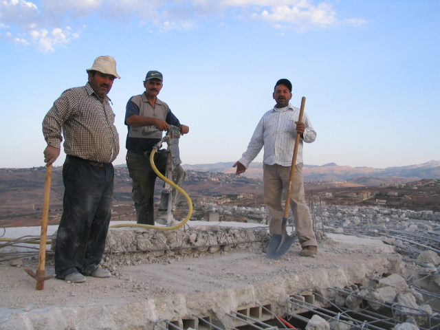 متى ينتهي العمل من إعادة بناء ما هدّمه العدوان؟