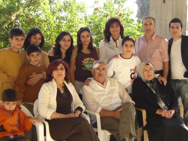 أبو فادي إلى جانب رفيقة عمره، بين بعض أحفادهما ومحبّيهما.. و\