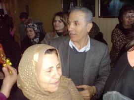 الحاجة أم عزت رشيدي، في احتفال عيد الأم في الخيام، يرافقها إبنها عزت