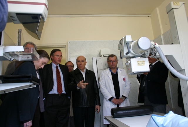 السفير السويسري ومرافقيه إلى جانب د كامل مهنا والعاملين بمؤسسة عامل