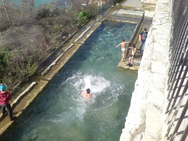 صبيان يسبحون في نبع الدردارة في درجة برودة قاسية