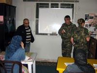 النقيب كونزالس يعطي درساً في الإسبانية بالخيام