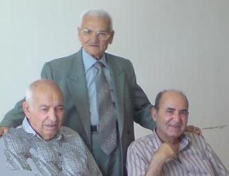 المرحوم يوسف السيد علي محتضناً صديقيه أبو سعيد مهنا وأبو فادي ضاوي