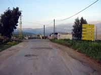 حفر كبيرة على الطريق الرئيسي للبلدة